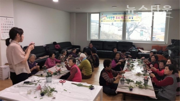 1월에 진행된 장지동 기억탄탄 두뇌깨우기 교실 원예치료 모습