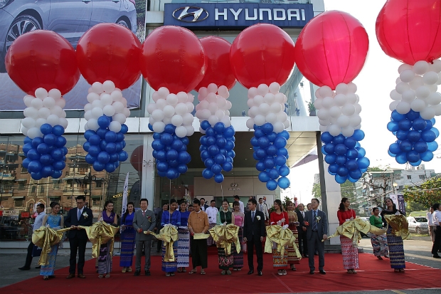 엘브이엠씨홀딩스가 지난 8일 미얀마의 경제도시 양곤에서 생산공장 준공식과 신모델 론칭 행사를 개최했다. 사진 좌측부터 이용석 현대 아태본부장, 오세영 엘브이엠씨홀딩스 회장, 표 민 떼인 미얀마 양곤 주지사, 이상화 주 미얀마 한국 대사,정방선 현대 아중아관리 사업부장.