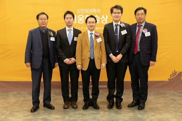 대웅재단(이사장 장봉애)이 지난 달 31일, 잠실 베아크루즈에서 ‘대웅학술상' 시상식을 개최하고 △고현용 박사(한국과학기술원 의과학대학원 의과학과), △이승주 교수(서울아산병원 신경외과), △이용호 교수(연세대학교 세브란스병원 내분비내과)에게 대웅학술상을 수여했다. 사진 왼쪽부터 이종욱 대웅제약 고문, 이용호교수(연세대학교 세브란스병원 내분비내과), 이승주교수(서울아산병원 신경외과), 고현용박사(한국과학기술원 의과학대학원 의과학과), 윤재춘 대웅 사장.