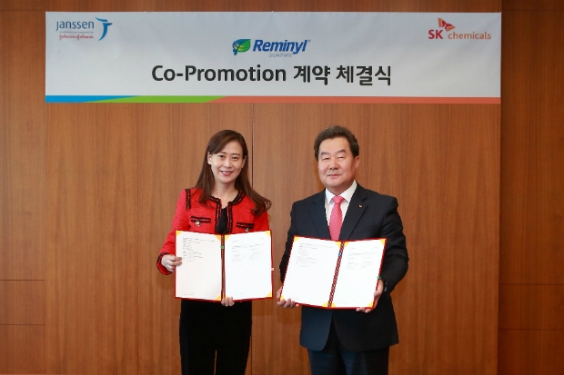 SK케미칼 LS biz. 전광현사장(오른쪽)이 한국얀센 제니정(Jenny Zheng) 사장과 함께 치매치료제 ‘레미닐’ 판매계약 체결식에서 사진촬영을 위한 포즈를 취하고 있다.