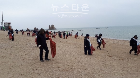 제부도 연안 정화활동 모습