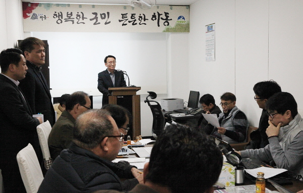 하동군이 양수발전소 공모포기 기자회견을 하고 있다.