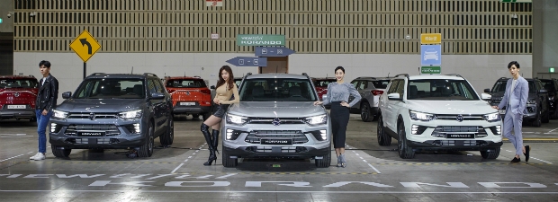 쌍용자동차가 준중형 SUV시장에 새로운 활력을 불어넣을 차세대 전략모델, 대한민국 SUV의 아이코닉 브랜드 코란도를 공식 출시한다고 26일 밝혔다. 인천 송도컨벤시아에서 최종식 대표이사를 비롯한 관계자와 딜러 대표, 내외신 기자단이 참석한 가운데 코란도(KORANDO) 신차발표 및 시승행사가 진행됐으며, 쌍용자동차 최종식 대표이사는 인사말을 통해 “티볼리와 렉스턴 스포츠가 경쟁시장에서 No.1 브랜드로서 위상을 높여 왔듯 코란도 역시 준중형 SUV시장의 강자로 우뚝 설 것으로 확신한다”고 말했다.첫 선을 보인 신차 코란도 옆에서 모델들이 포즈를 취하고 있다.