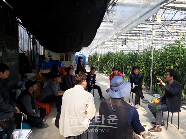 지난 2월 21일 진주시 대곡면 일원 파프리카 재배농업인을 대상으로 그룹컨설팅을 하고 있다.