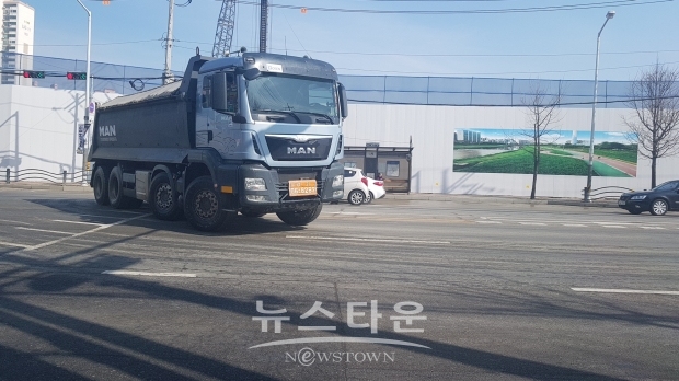 대형덤프트럭이 하루에도 수십차례 불법유턴을 하고 있다.