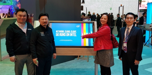 MWC 2019 인텔 부스에 방문한 석상옥 네이버랩스 대표, 박원기 NBP 대표, 캐롤라인 챈 인텔  5G비지니스인큐베이션 담당 임원, 이용규 KT 5G플랫폼개발단장(왼쪽부터)