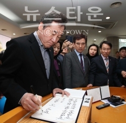방명록을 남기고 있는 이낙연 국무총리