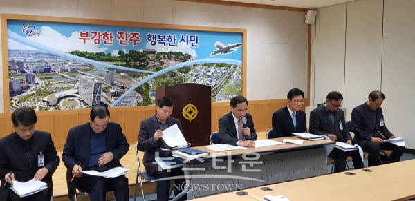 진주시 문화관광국 관계자들이 2월 28일 정책브리핑을 하고 있다.