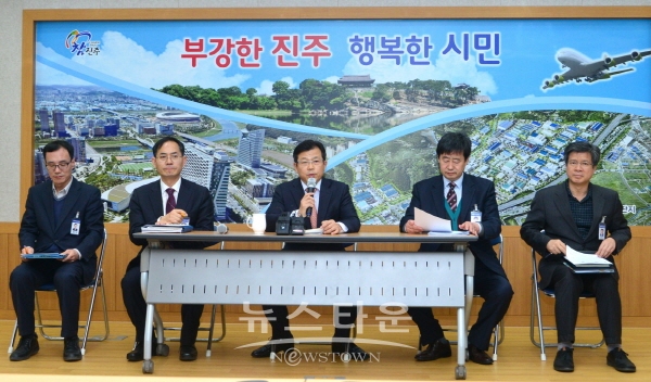 진주시 정재민 부시장과 기획예산과 관계자들이 4일 오후 시청 브리핑룸에서 기자회견을 갖고 있다.