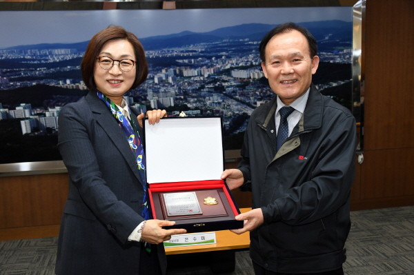 은수미 성남시장이 지방세 성실납세자에게 인증패를 수여하고 있다.