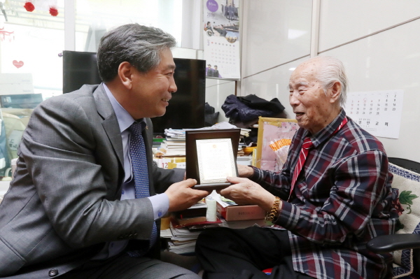 송한준 의장이 애국지사 이 옹에게 위문