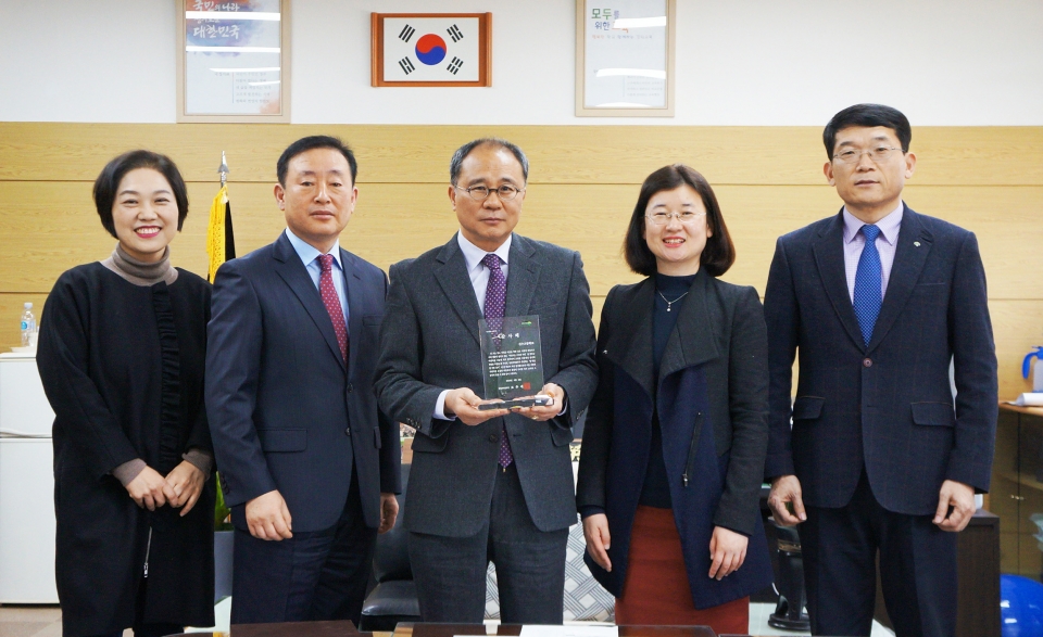 6일 춘천 성수고등학교 교장실에서 도내 빈곤 아동 지원에 대한 감사패 전달식을 진행했다. 사진 왼쪽부터 심옥섭 진로교육부장, 박성원 성수고등학교 교감주국영 성수고등학교 교장, 고주애 어린이재단 강원지역본부장, 정동환 어린이재단 강원도아동보호전문기관장.
