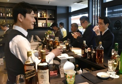 일본 ‘포플러’ 하카타역전점 매장 안의 선술집. 니시니혼신문 캡처