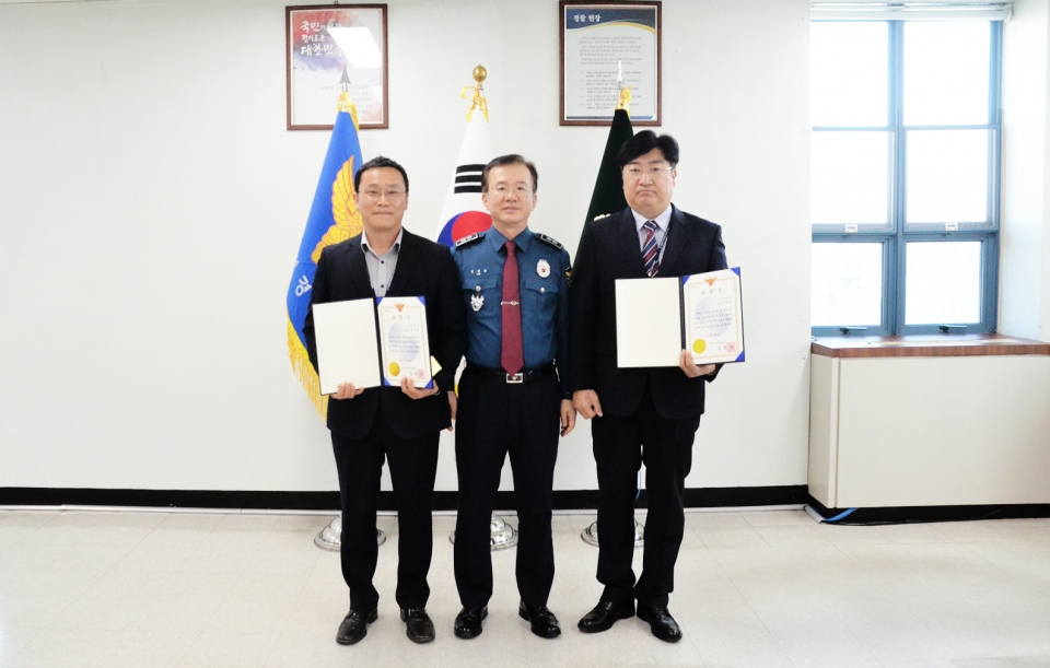 포상수여 후, 기념사진 촬영하는 모습(좌측부터 경위 안지훈, 강원지방청장 치안감 김원준, 경위 강승완)
