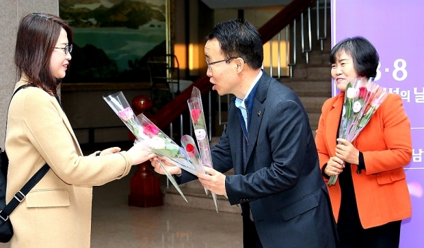 장미꽃 나눔 행사에 참여한 박성호 도지사 권한대행