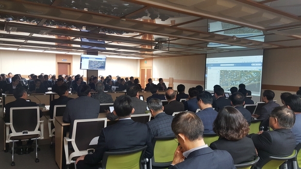 지난 4일 3월 확대간부회의에서 '스마트 인허가' 시연장면