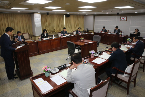 도시환경교육위원회가 조례안등 안건심사를 하고 있다.