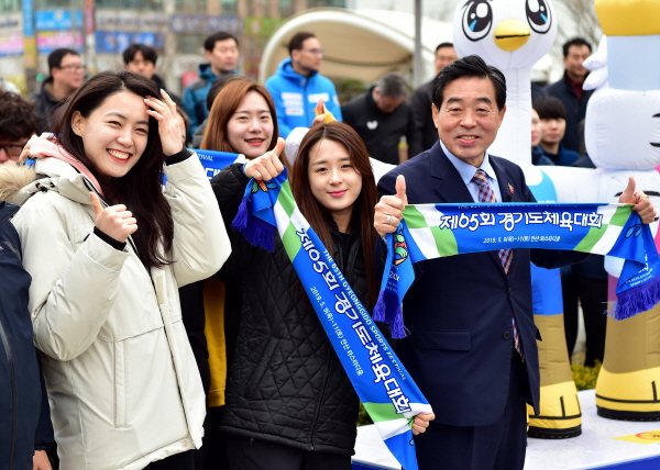 윤화섭 안산시장이 경기도체육대회 홍보를 하고 있다.
