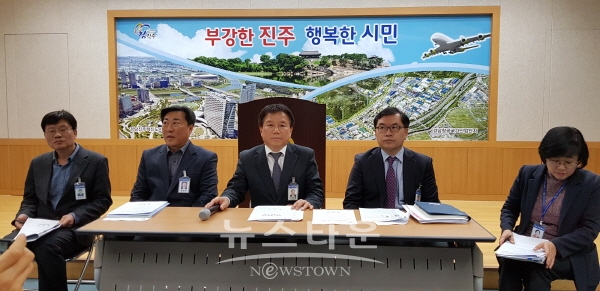 진주시 관계자들이 시책 설명을 하고 있다.