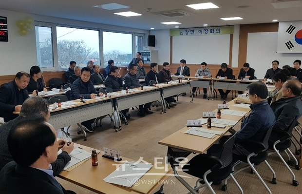아산시 신창면 이장단회의에서 하천불법점용행위 집중단속 설명