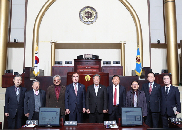 송한준 의장이 대한노인회 경기도연합회 간담횡[ 참석히고 기념촬영