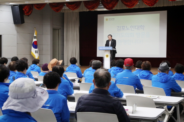 송한준 의장이 김포 노인대학 도의회 견학에 참석하여 추사를 하고 있다.