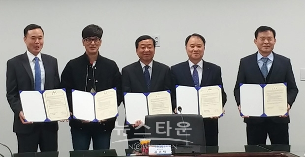 정신보건사업 유관기관 업무협약(MOU)체결. 사진) 왼쪽부터 대한숙박업중앙회아산시지부 지부장 김기정, 아산시약사회 부회장 조성도, 충남북부상공회의소 중장년일자리희망센터 센터장 하재택, 한국농어촌공사 아산지사 부장 권혁민