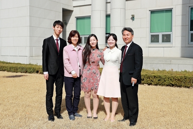 오른쪽부터 아버지 이정헌, 큰딸 이소망, 둘째딸 이혜안, 어머니 이순화, 막내아들 이진유