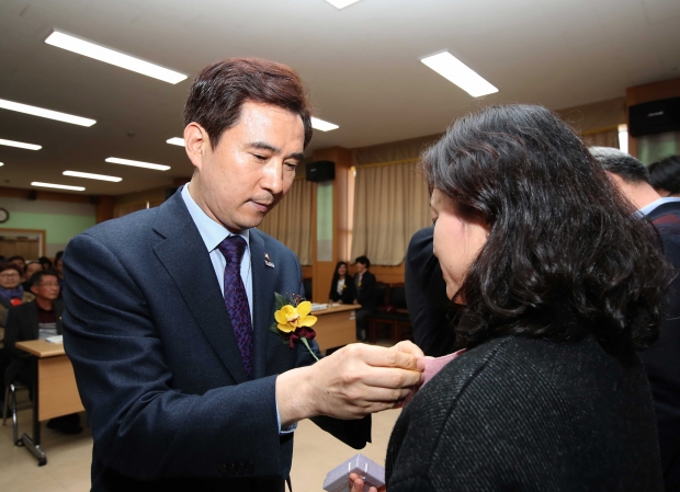 입학생들에게 대학교 배지를 달아주고 있는 서철모 화성시장