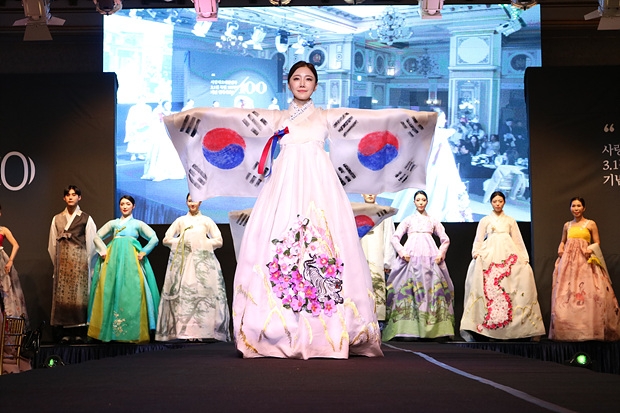 '3∙1절 100주년 기념 한복패션쇼'는 독립 유공자들의 넋을 달래고 통일을 염원하는 마음을 한복에 담아 널리 알리기 위해 기획됐다.