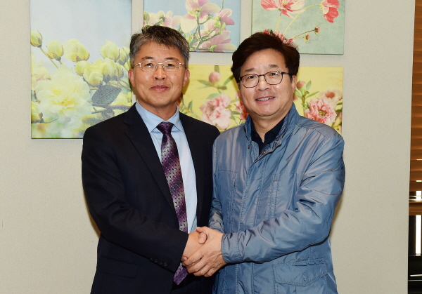 염태영 시장(오른쪽)이 최기주 위원장과 손을 맞잡고 기념촬영