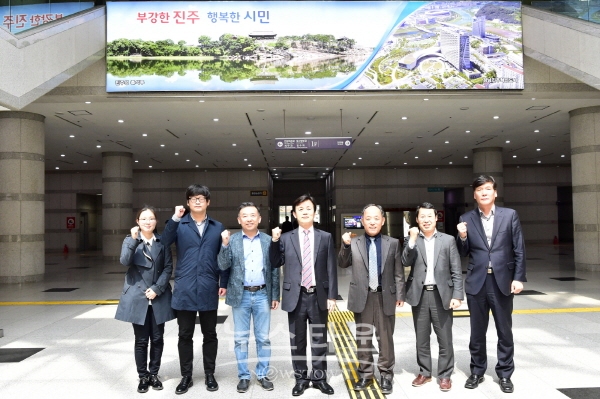 조규일 진주시장과  ‘K-ICT 3D프린팅 경남센터’ 관계자들