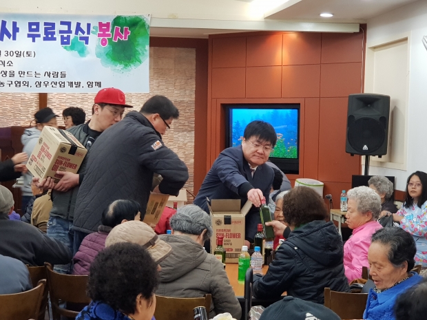 후원물품 나눠주는 '아름다운 세상을 만드는 사람들(아세사)' 자원봉사자들