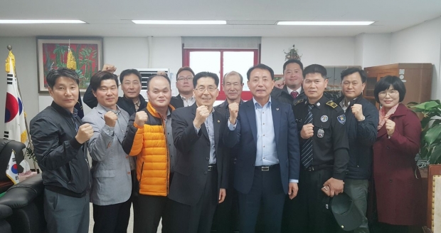 윤환 계양구의회 의장과 간담회 후 단체사진을 촬영한 계양구자율방범연합대