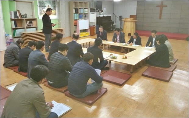 이은권 국회의원과 중구의회의원들이 대전성지교회를 찾아 면답하고 있다.