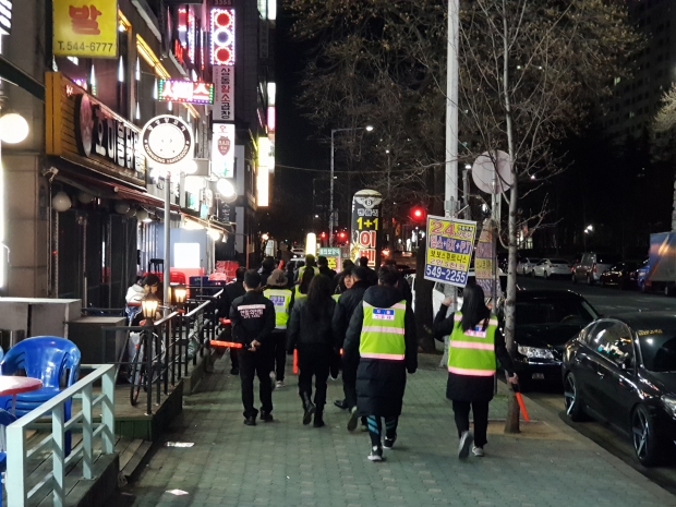 계산택지 유흥가 주변 순찰을 하고 있는 계양구자율방범순찰대원들