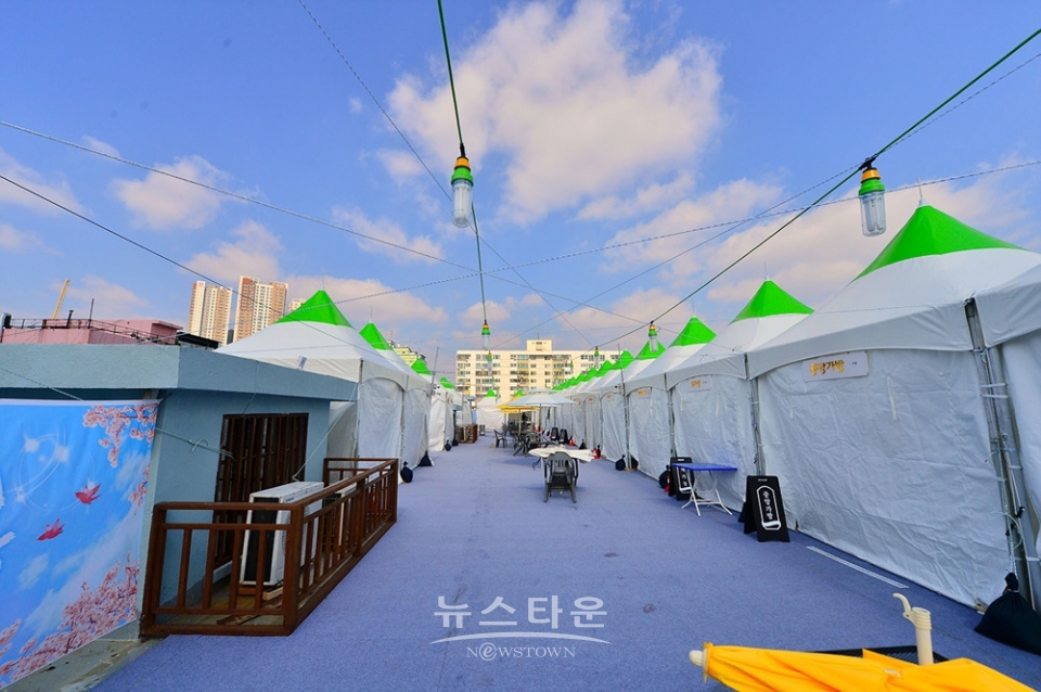 임시점포로 가는 통로와 천막상점