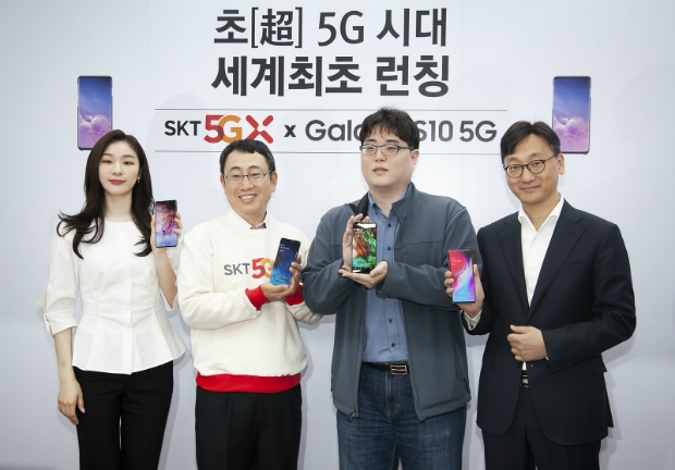 SK텔레콤은 5일 8시, T월드 강남직영점에서 고객 30명을 초청해 '갤럭시 S10 5G' 개통행사를 가졌다. (왼쪽부터) 김연아 전 선수, 유영상 SK텔레콤 MNO사업부장, 현장 1호 개통 고객 이유건 씨, 윤남호 삼성전자 한국총괄 IM영업 1그룹장