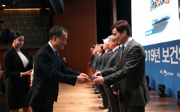 표창을 받고 있는 서철모 화성시장