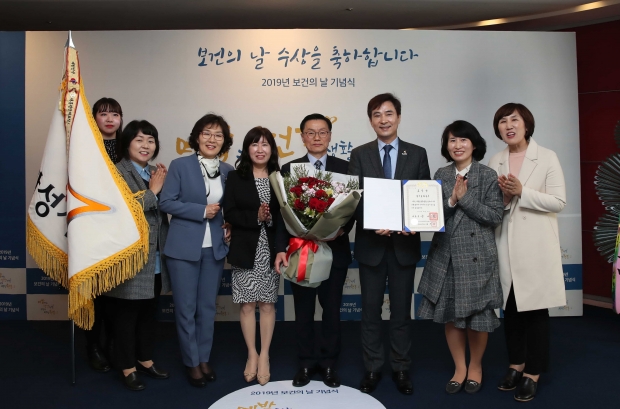 대통령상 수상 후 화성시 보건소 관계자 기념촬영