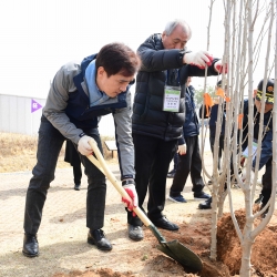 현충탑에서 열린 식목행사에서 식재하고 있는 서철모 화성시장