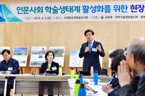 염태영 시장이 간담회에서 환영사를 하고 있다.