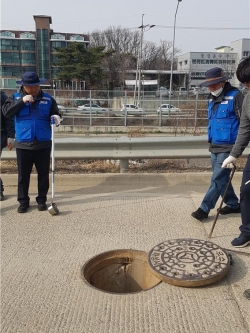 민간환경감시단이 현장에 출동해 오염수 시료 측정 모습