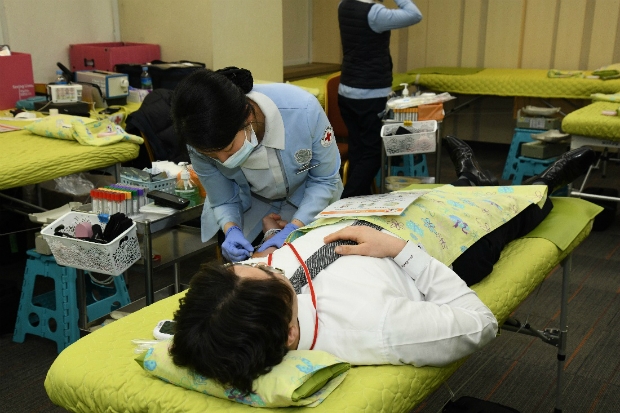 한미약품 임직원이 지난 2일 본사에서 열린 헌혈 캠페인에 참여하고 있다.