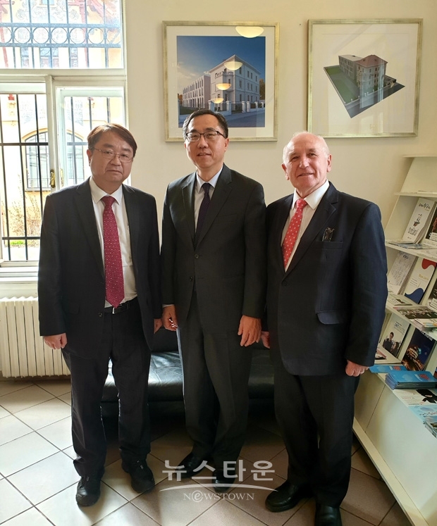 체코 주재 한국대사관 방문. 사진)좌측부터 이주호 교수, 문승현 대사, 안톤 우낙 글로벌 부총장