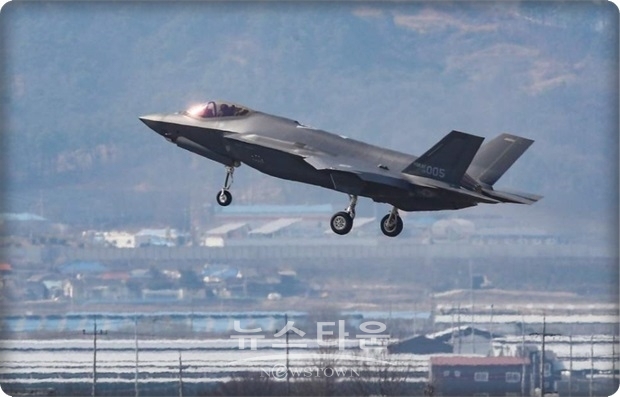 일본 정부는 장기적으로 F35A을 총 105대 배치키로 했으며, 이번 사고와 관련, 조달에 영향을 줄 수 있다. 이와야 다케시 방위상은 당분간 F35A의 비행을 정지할 방침임을 나타냈다.