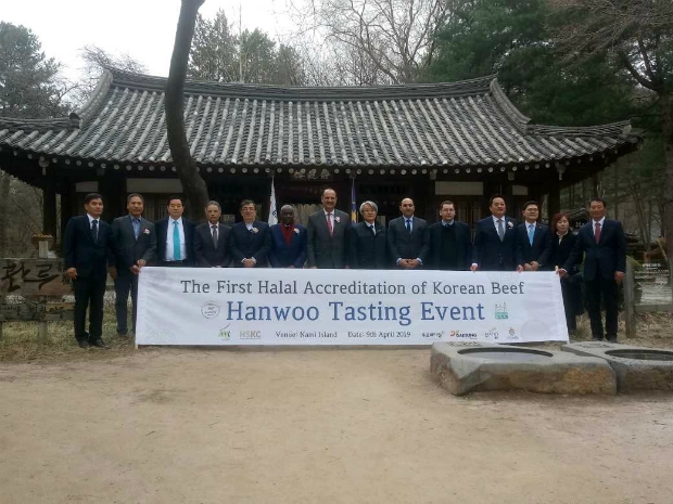 말레이시아의 H.E. Dato' Mohd Ashiry Muda 대사, 이집트의 H.E. Hazem M. FAHMY 대사, 이란의 H.E. Saeed BADAMCHI SHABESTARI 대사, 수단의 H.E. Elrayih Hydoub 대사 등이 기념촬영하고 있다.