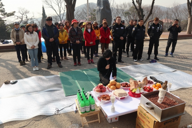 계양산 장미원에서 3월 산행 및 시산제를 진행한 인천 들꽃산악회(제공=들꽃산악회)