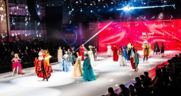 패럴림픽, 미디어 연출과 함께 패션모델들이 30여벌의 의상을 입고 화려한 무대를 장식 하고 있다.