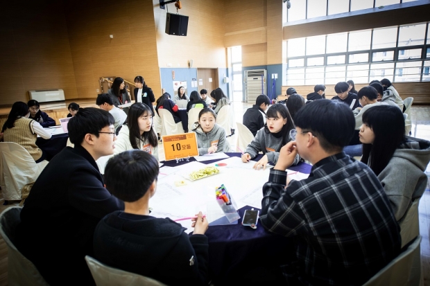 상상마당워크숍에서 청소년들이 열린토론을 하고 있는 모습